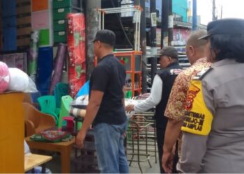 IMBAU: Personel Bhabinkamtìbmas Polsek Patumbak bersamsa Muspika Medan Amplas memberì sosialisasi dan penertiban terhadap pedagang yang menggunakan trotoar, Jumat (29/9/2023). (Foto Dok/ Polsek Patumbak)
