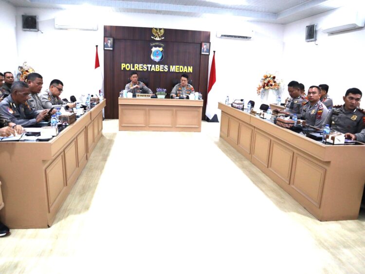 RAKOR: Kapolrestabes Medan Kombes Pol Valentino Alfa Tatareda SH SIK mengikuti rakor kesiapan Operasi Mantap Brata Toba 2023 di Rupatama lantai ll Mapolrestabes, Jumat (29/9/2023).(Foto Dok/Polrestabes)