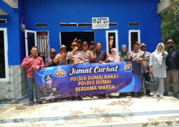 Polres Dumai beserta Polsek Jajaran Polres Dumai secara rutin melaksanakan kegiatan yang mengusung tema ‘Jum’at Curhat’ sebagai upaya untuk mempererat silaturrahmi, mengimplementasikan Polri hadir ditengah masyarakat serta menampung keluh kesah masyarakat untuk mengetahui situasi dan merespon persoalan-persoalan yang ada ditengah masyarakat, Jumat (29/9/2023) bertempat di Kediaman Ketua RT. 007 Kelurahan Bagan Keladu Kecanatan Dumai Barat.