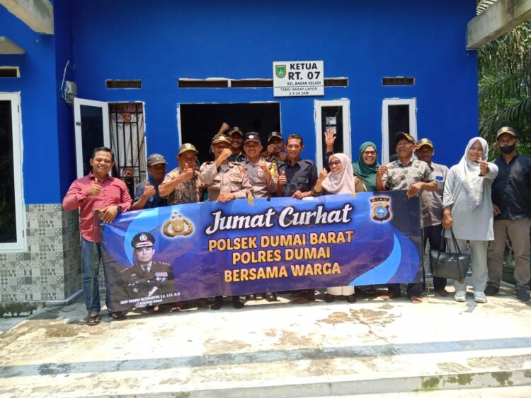 Polres Dumai beserta Polsek Jajaran Polres Dumai secara rutin melaksanakan kegiatan yang mengusung tema ‘Jum’at Curhat’ sebagai upaya untuk mempererat silaturrahmi, mengimplementasikan Polri hadir ditengah masyarakat serta menampung keluh kesah masyarakat untuk mengetahui situasi dan merespon persoalan-persoalan yang ada ditengah masyarakat, Jumat (29/9/2023) bertempat di Kediaman Ketua RT. 007 Kelurahan Bagan Keladu Kecanatan Dumai Barat.