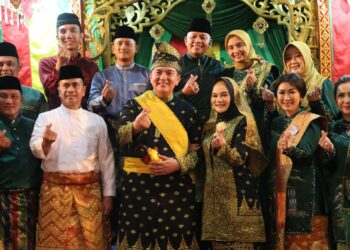 Lembaga Adat Melayu (LAM) Riau menganugerahkan gelar adat kepada Tuan Irjen Muhammad Iqbal selaku Kapolda Riau, di Balai adat Melayu Riau, Jalan Diponegoro Kota Pekanbaru, Jumat (29/9/2023).