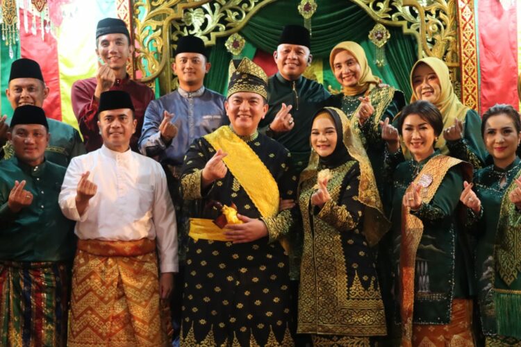 Lembaga Adat Melayu (LAM) Riau menganugerahkan gelar adat kepada Tuan Irjen Muhammad Iqbal selaku Kapolda Riau, di Balai adat Melayu Riau, Jalan Diponegoro Kota Pekanbaru, Jumat (29/9/2023).