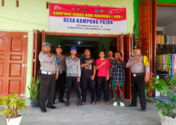 Personel Polsek NA IX X Polres Labuhanbatu melaksanakan kegiatan patroli dan sosialisasi bahaya narkoba, Jumat (29/09/2023) saat menyambangi beberapa tempat-tempat yang rawan.