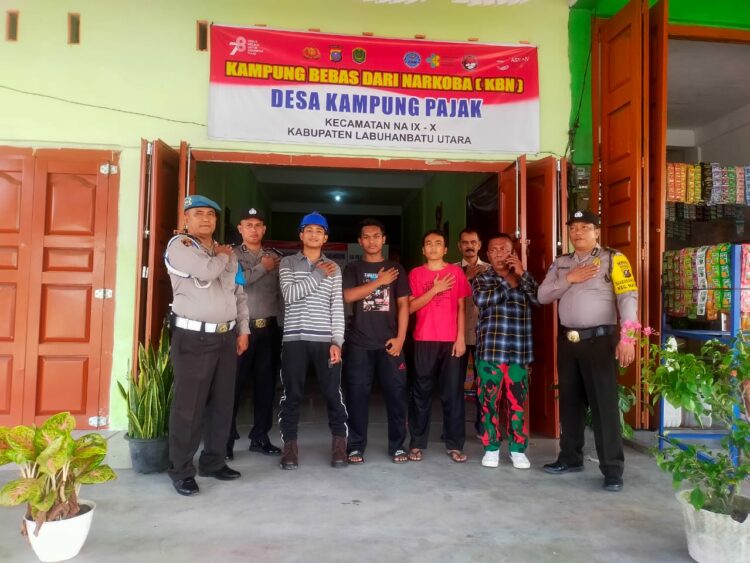 Personel Polsek NA IX X Polres Labuhanbatu melaksanakan kegiatan patroli dan sosialisasi bahaya narkoba, Jumat (29/09/2023) saat menyambangi beberapa tempat-tempat yang rawan.