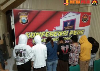 Polrestabes Makassar, menangkap tujuh orang remaja putri, masing-masing HS ( 16 tahun), F (16 tahun), DM (16 tahun) ZM ( 16 tahun), J (15 tahun) Dewasa A (18 tahun) dan N (19 tahun) lima remaja putri dua dewasa yang diduga terlibat aksi penganiayaan yang terjadi pada tanggal 27 September 2023 sekitar kurang lebih 16.30 Wita di daerah Toddopuli Panakkukang Makassar.