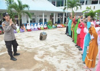 TRAUMA HEALING: Polda Kepri melakukan trauma healing bagi siswa yang terdampak konflik di Rempang, Senin (18/9/2023). (Foto Dok/ Polda Kepri)