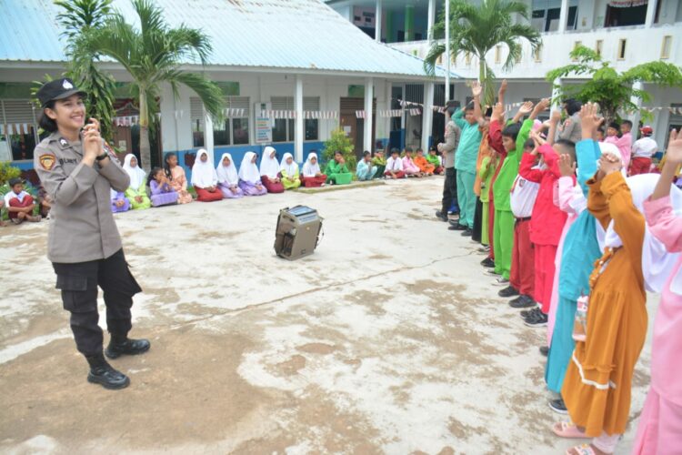 TRAUMA HEALING: Polda Kepri melakukan trauma healing bagi siswa yang terdampak konflik di Rempang, Senin (18/9/2023). (Foto Dok/ Polda Kepri)