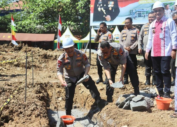 Kapolda Jateng Irjen Pol Ahmad Luthfi memimpin peresmian dimulainya Pembangunan Monumen Hoegeng di Kota Pekalongan. Pembangunan ditandai dengan peletakan batu pertama oleh Kapolda Jateng dilokasi pembangunan monumen di area Stadion Hoegeng, Kota Pekalongan pada hari Selasa, (26/9/2023) pagi.