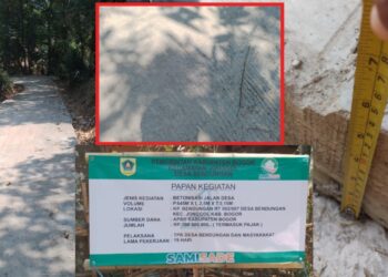 Pekerjaan Betonisasi Jalan Desa Bendungan dari Dana Samisade senilai Rp.398.000.000,- hitungan hari sudah soak alias tergerus sehingga material berantakan di atasnya (foto : RH/Mitrapolri.com)