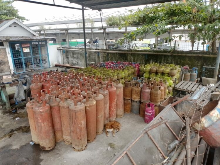TABUNG GAS: Sejumlah barang bukti tabung gas pengoplosan LPG bersubsidi  di gudang penyimpanan yang berlokasi di Kawasan Industri Medan (KIM) II, Jalan Pulau Natuna II, Kecamatan Percut Seituan beberapa waktu lalu. (Foto Dok/ Polda Sumut)