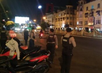 Polresta Manado menerjunkan personelnya untuk melakukan Kegiatan Rutin Yang Ditingkatkan (KRYD) dengan menggelar Patroli Kamtibmas di wilayah hukum Polresta Manado pada malam Kamis (28/9/2023).
