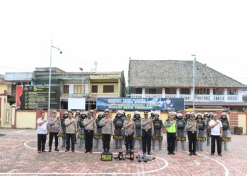 Polres Samosir melaksanakan pengecekan sarana dan prasarana dalmas serta melaksanakan gladi sispamkota sebagai persiapan menghadapi situasi kontinjensi dalam pelaksanaan Pemilihan Umum 2024 di wilayah hukum Polres Samosir.