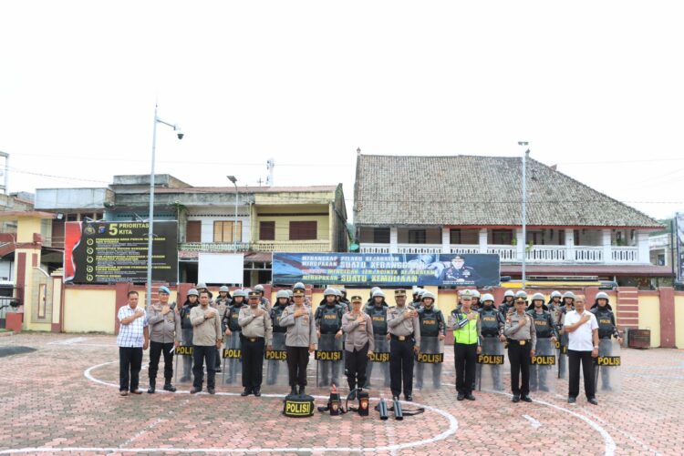 Polres Samosir melaksanakan pengecekan sarana dan prasarana dalmas serta melaksanakan gladi sispamkota sebagai persiapan menghadapi situasi kontinjensi dalam pelaksanaan Pemilihan Umum 2024 di wilayah hukum Polres Samosir.