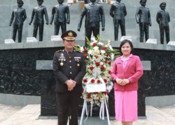 Kapolres Simalungun AKBP Ronald F.C Sipayung, S.H., S.I.K., M.H., yang didampingi dengan Ketua Bhayangkari Cabang Simalungun Ny. Erika Ronald Sipayung di upacara kesaktian pancasila