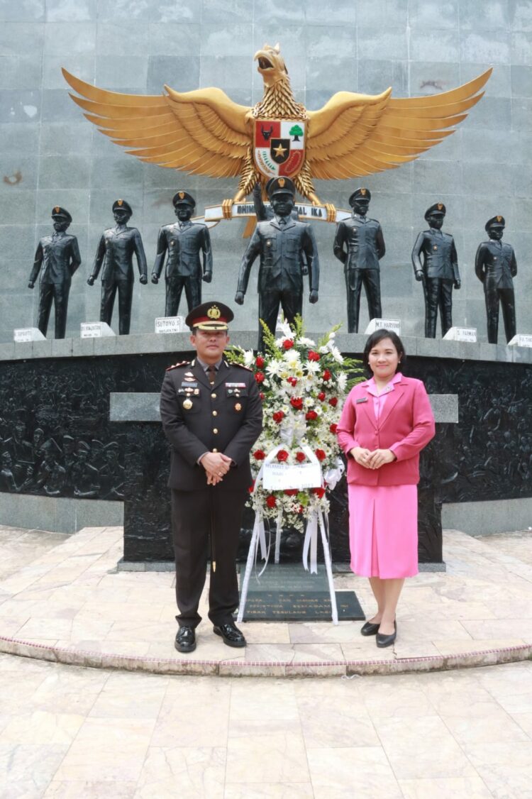 Kapolres Simalungun AKBP Ronald F.C Sipayung, S.H., S.I.K., M.H., yang didampingi dengan Ketua Bhayangkari Cabang Simalungun Ny. Erika Ronald Sipayung di upacara kesaktian pancasila