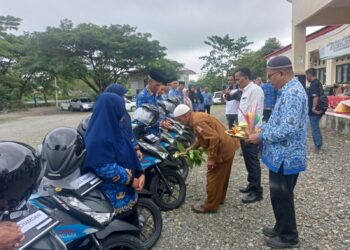 16 Pengawas Sekolah lingkup Dinas pendidikan Kabupaten Nagan Raya Aceh mendapatkan bantuan sepeda motor dinas dari pemerintah setempat. Penyerahan Sepmor Dinas ini berlangsung, Senin (02/10/23) dihalaman Disdik Nagan Raya.