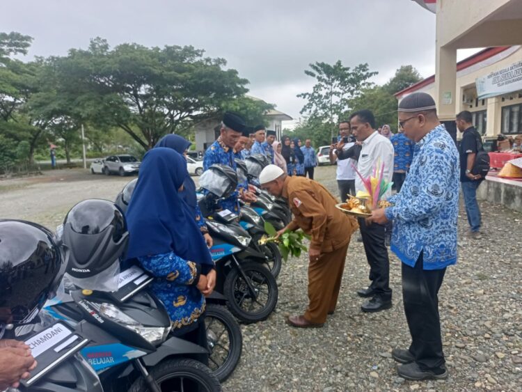16 Pengawas Sekolah lingkup Dinas pendidikan Kabupaten Nagan Raya Aceh mendapatkan bantuan sepeda motor dinas dari pemerintah setempat. Penyerahan Sepmor Dinas ini berlangsung, Senin (02/10/23) dihalaman Disdik Nagan Raya.