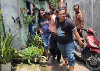 Polda Sumut menangkap pelaku pembunuhan terhadap Heni, seorang terapis Kusuk Lulur Julia
hari sabtu siang di salah satu rumah tempat ia bersembunyi di Jalan Karya, Gang Kartini, Kecamatan Medan Barat
