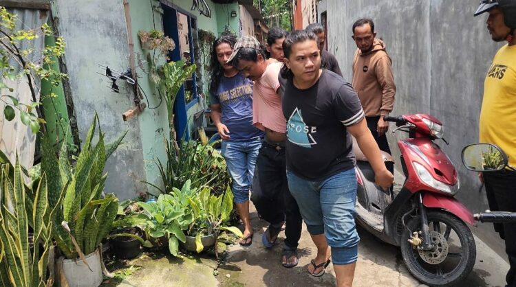 Polda Sumut menangkap pelaku pembunuhan terhadap Heni, seorang terapis Kusuk Lulur Julia
hari sabtu siang di salah satu rumah tempat ia bersembunyi di Jalan Karya, Gang Kartini, Kecamatan Medan Barat