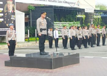 BERI PENGARAHAN: Wakapolrestabes Medan AKBP Dr Yudhi Hery Setiawan memimpin apel sekaligus memberikan pengarahan kepada anggota di Mapolrestabes, Senin (2/10/2023).(Foto Dok/Polrestabes)