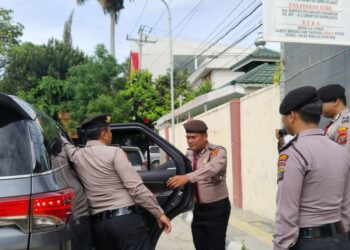 Satuan Pam Obvit Polres Samosir menggelar pelatihan penting yang bertujuan meningkatkan kemampuan dalam pengamanan dan pengawalan tamu-tamu VIP. Acara ini berlangsung Senin (02/10/2023) di Lapangan dan Mako Polres Samosir dan dipimpin oleh Kasat Pam Obvit Polres Samosir AKP Binnen Hutagalung, yang melibatkan semua personil Sat Pam Obvit Polres Samosir.