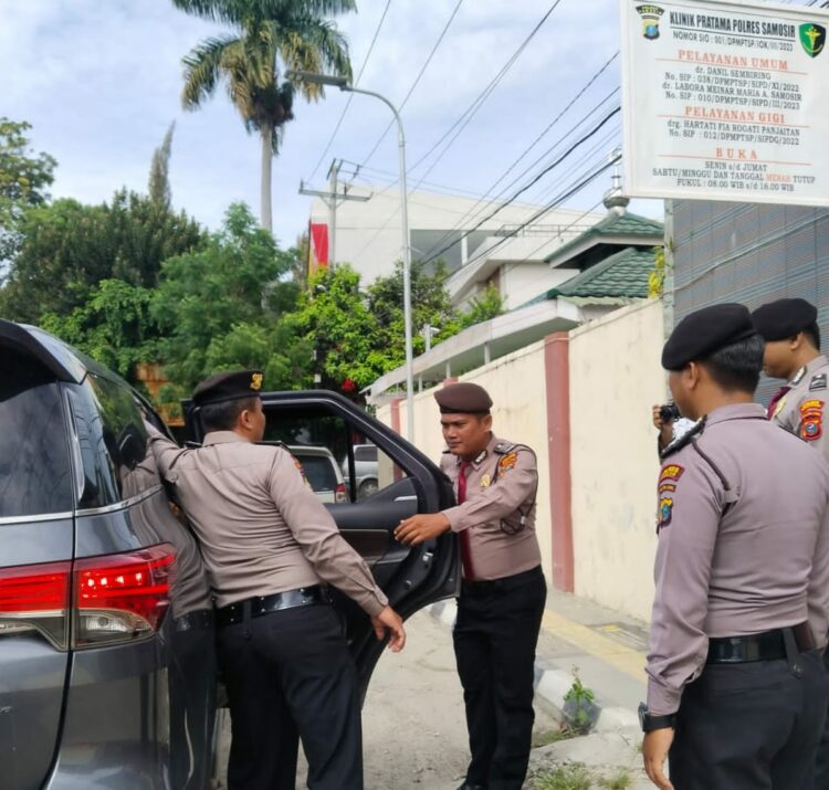 Satuan Pam Obvit Polres Samosir menggelar pelatihan penting yang bertujuan meningkatkan kemampuan dalam pengamanan dan pengawalan tamu-tamu VIP. Acara ini berlangsung Senin (02/10/2023) di Lapangan dan Mako Polres Samosir dan dipimpin oleh Kasat Pam Obvit Polres Samosir AKP Binnen Hutagalung, yang melibatkan semua personil Sat Pam Obvit Polres Samosir.