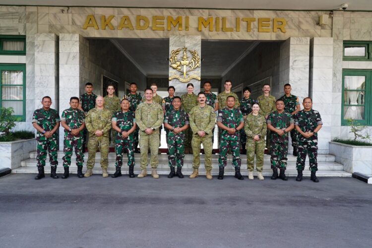 Gubernur Akademi Militer, Mayjen TNI R. Sidharta Wisnu Graha, S.E., didampingi oleh para Pejabat Distribusi Akademi Militer, menerima kunjungan pertukaran Taruna dari Royal Military College-Duntroon (RMC-D) Australia.