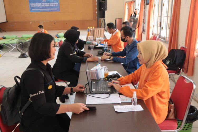 Donor darah dilaksanakan bekerja sama dengan PMI Kabupaten Banyumas dan Bhabinkamtibmas Polsek Purwokerto Selatan yang bertempat di Aula Kelurahan Teluk Kecamatan Purwokerto Selatan, Senin (2/10/23).