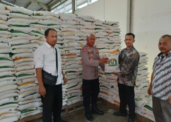 Kabag OPS Polres Aceh Barat AKP M. NASIR, S.H., M.S.M dengan didampingi oleh Kanit II Ekonomi Sat Intelkam Polres Aceh Barat melaksanakan silaturahmi dan koordinasi dengan Perum Bulog Sub Divre Meulaboh terkait gejolak kenaikan harga beras di Kabupaten Aceh Barat, senin (02/10/2023) Pukul 15.30 Wib.