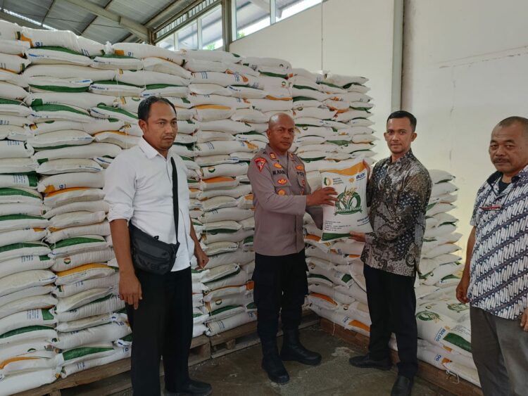 Kabag OPS Polres Aceh Barat AKP M. NASIR, S.H., M.S.M dengan didampingi oleh Kanit II Ekonomi Sat Intelkam Polres Aceh Barat melaksanakan silaturahmi dan koordinasi dengan Perum Bulog Sub Divre Meulaboh terkait gejolak kenaikan harga beras di Kabupaten Aceh Barat, senin (02/10/2023) Pukul 15.30 Wib.