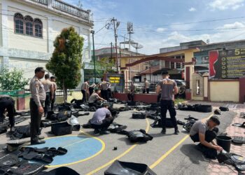 Satuan Samapta Polres Samosir melaksanakan kegiatan pembersihan peralatan Dalmas pada hari Selasa, (3 /10/2023).