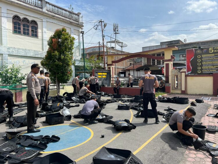 Satuan Samapta Polres Samosir melaksanakan kegiatan pembersihan peralatan Dalmas pada hari Selasa, (3 /10/2023).