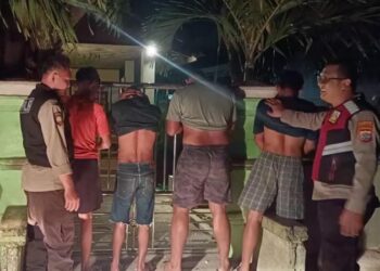 Personel Polsek Bunaken Polresta Manado menjalankan program unggulan Polresta Manado, yaitu SIBULAN (Sikat Pemabuk Jalanan), pada Minggu (1/10/2023) sekitar pukul 21.00 WITA. Kegiatan patroli SIBULAN tersebut dilaksanakan di Tongkaina, Kecamatan Bunaken.