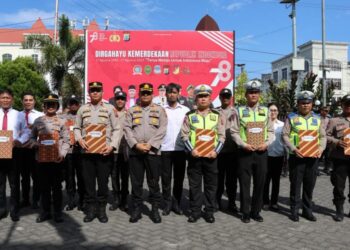 Kapolresta Manado Kombes Pol Julianto Sirait memimpin apel sekaligus memberikan penghargaan langsung kepada 13 anggota Polresta Manado dan Polsek jajaran, yang berhasil mencatat prestasi gemilang dalam tugas pengungkapan kasus.