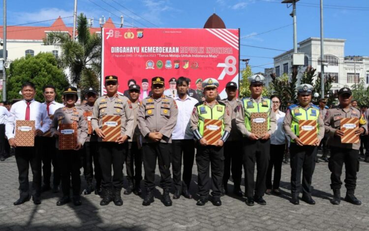 Kapolresta Manado Kombes Pol Julianto Sirait memimpin apel sekaligus memberikan penghargaan langsung kepada 13 anggota Polresta Manado dan Polsek jajaran, yang berhasil mencatat prestasi gemilang dalam tugas pengungkapan kasus.