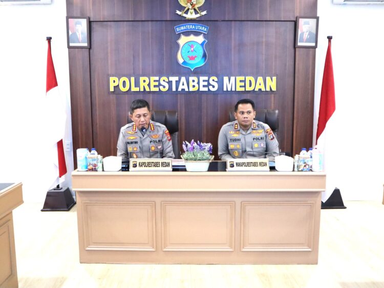 ANEV: Kapolrestabes Medan Kombes Pol Valentino Alfa Tatareda SH SIK memimpin rapat Anev gangguan Kamtimbas di ruang Rupatama Lantai Il Mapolrestabes, Selasa (3/10/2023).(Foto Dok/Polrestabes)