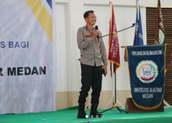BERI SAMBUTAN: Wakapolda Sumut, Brigjen Pol Jawari memberikan sambutan di hadapan mahasiswa Universitas Al Azhar Medan, Selasa (3/10/2023). (Foto Dok/ Polda Sumut)