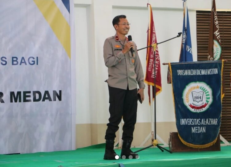 BERI SAMBUTAN: Wakapolda Sumut, Brigjen Pol Jawari memberikan sambutan di hadapan mahasiswa Universitas Al Azhar Medan, Selasa (3/10/2023). (Foto Dok/ Polda Sumut)