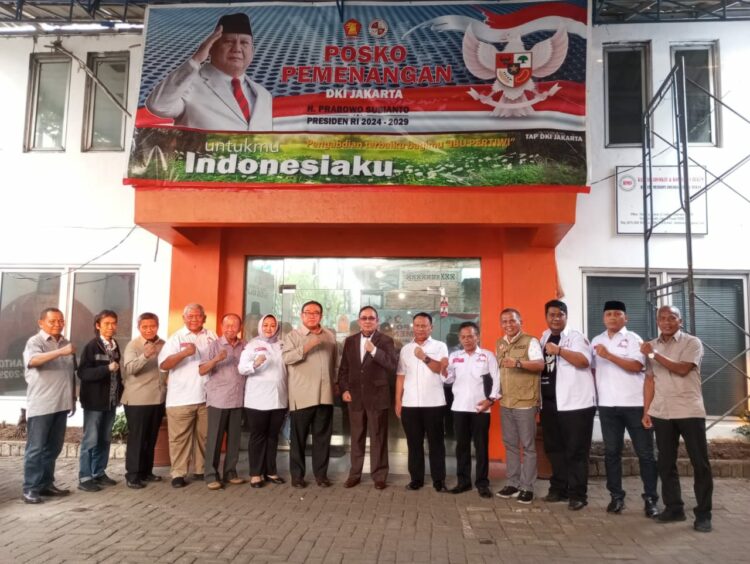 Ir Eddy Santana Putra MT selaku ketua dewan penasihat Arenas Prabowo 08 beserta rombongan melakukan silahturahim sekaligus meminta masukan dan arahan sesama tim pemenangan Capres Prabowo Subianto. 

Ketua dewan penasehat Arenas Prabowo 08 didampingi oleh dewan penasihat Heru Budi Wasesa serta ketua umum arenas prabowo 08 Guruh Hermawan dan sekjend Kray Intan Rumbinang, Deputi 08 Ramadhan Djamil, pengamat politik dan hankam Dr Arqam Asikin.