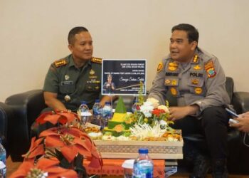 Dandim 1309/Manado, Kolonel Inf Himawan Teddy Laksono, S.I.Kom., M.Tr(Han), mengalami momen berkesan pada Senin (2/10/2023) ketika menerima kejutan istimewa dari Kapolresta Manado, Komisaris Besar Polisi Julianto P. Sirait, dan rombongan di Markas Kodim 1309/Manado.