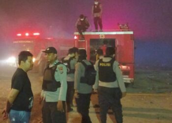 Sebuah tim gabungan yang terdiri dari Personel Patroli Rayon Sat Samapta dan Personel Polsek Mapanget Polresta Manado, dengan total kekuatan 15 personil, berhasil melakukan pemadaman kebakaran lahan yang melanda TPA (Tempat Pembuangan Akhir) Sampah di Kelurahan Sumompo, Kecamatan Mapanget, pada hari Senin tanggal 02 Oktober 2023, mulai pukul 20.10 Wita hingga 23.30 Wita.