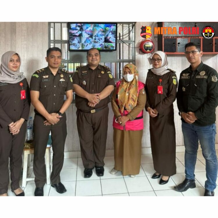 Kepala Desa Sakkoli, Kecamatan Sajoanging Kabupaten Wajo, Sulawesi Selatan, Siti Hatijah ditetapkan sebagai tersangka dugaan korupsi.