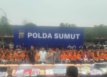BERI PENJELASAN: Kapolda Sumut, Irjen Pol Agung Setya Imam Effendi memberikan penjelasan pengungkapan jaringan narkoba di Mapolda Sumut, Rabu (4/10/2023). (Foto: Dok/T77)