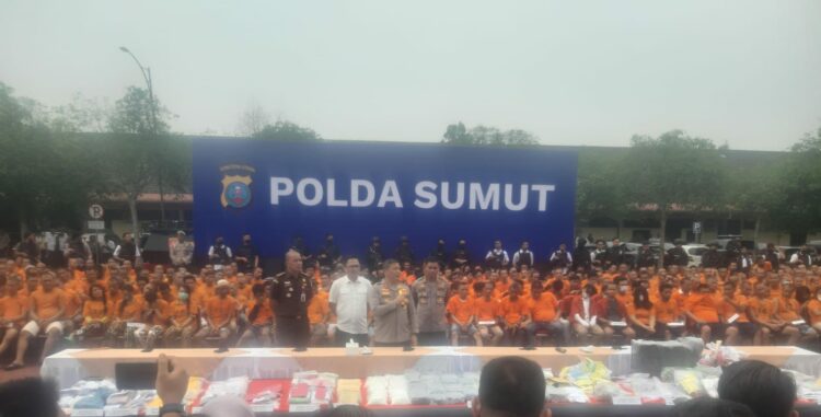 BERI PENJELASAN: Kapolda Sumut, Irjen Pol Agung Setya Imam Effendi memberikan penjelasan pengungkapan jaringan narkoba di Mapolda Sumut, Rabu (4/10/2023). (Foto: Dok/T77)
