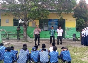 ARAHAN : Kapolsek Tanjungberingin, AKP Tobat Sihombing memberikan arahan kepada pelajar saat memberikan penyuluhan tentang perundungan di SMP Swasta Pancasila Tanjungberingin, Rabu (4/10/2023). (Foto Dok/AKP Tobat Sihombing)