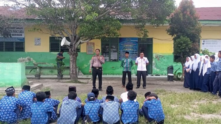 ARAHAN : Kapolsek Tanjungberingin, AKP Tobat Sihombing memberikan arahan kepada pelajar saat memberikan penyuluhan tentang perundungan di SMP Swasta Pancasila Tanjungberingin, Rabu (4/10/2023). (Foto Dok/AKP Tobat Sihombing)