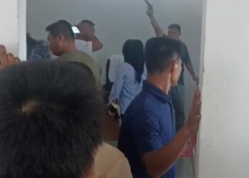 LEPASKAN TEMBAKAN:Seorang pria berinisial R melepaskan tembakan ke atas dengan menggunakan senpi miliknya di dalam ruangan/gudang Jalan Gereja Desa Sampali, Kecamatan Percut Sei Tuan, Deliserdang, Rabu (4/10/2023).(Foto Dok/Screenshot)