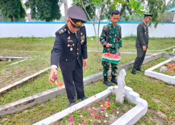 TABUR BUNGA: Kabag SDM , AKP Slamet Riyadi, SH, MH, menabur bunga ziarah nasional di Taman Makam Pahlawan Kecamatan Lubuk Pakam, Kabupaten Deli Serdang, Rabu (4/10/202). (Foto Dok/ Polresta DS)