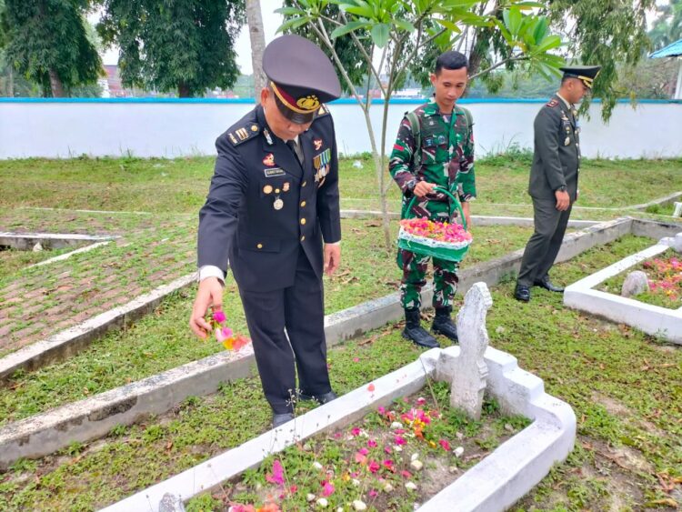 TABUR BUNGA: Kabag SDM , AKP Slamet Riyadi, SH, MH, menabur bunga ziarah nasional di Taman Makam Pahlawan Kecamatan Lubuk Pakam, Kabupaten Deli Serdang, Rabu (4/10/202). (Foto Dok/ Polresta DS)