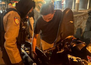 Personel Polresta Manado menjalankan kegiatan rutin yang ditingkatkan untuk meningkatkan kewaspadaan terhadap potensi gangguan keamanan dan ketertiban masyarakat (kamtibmas) di wilayah hukum Polresta Manado. Kegiatan patroli KRYD, yang dilaksanakan sekitar pukul 20. 15 Wita malam, fokus pada Jl. Piere Tendean depan Mako Polresta Manado.